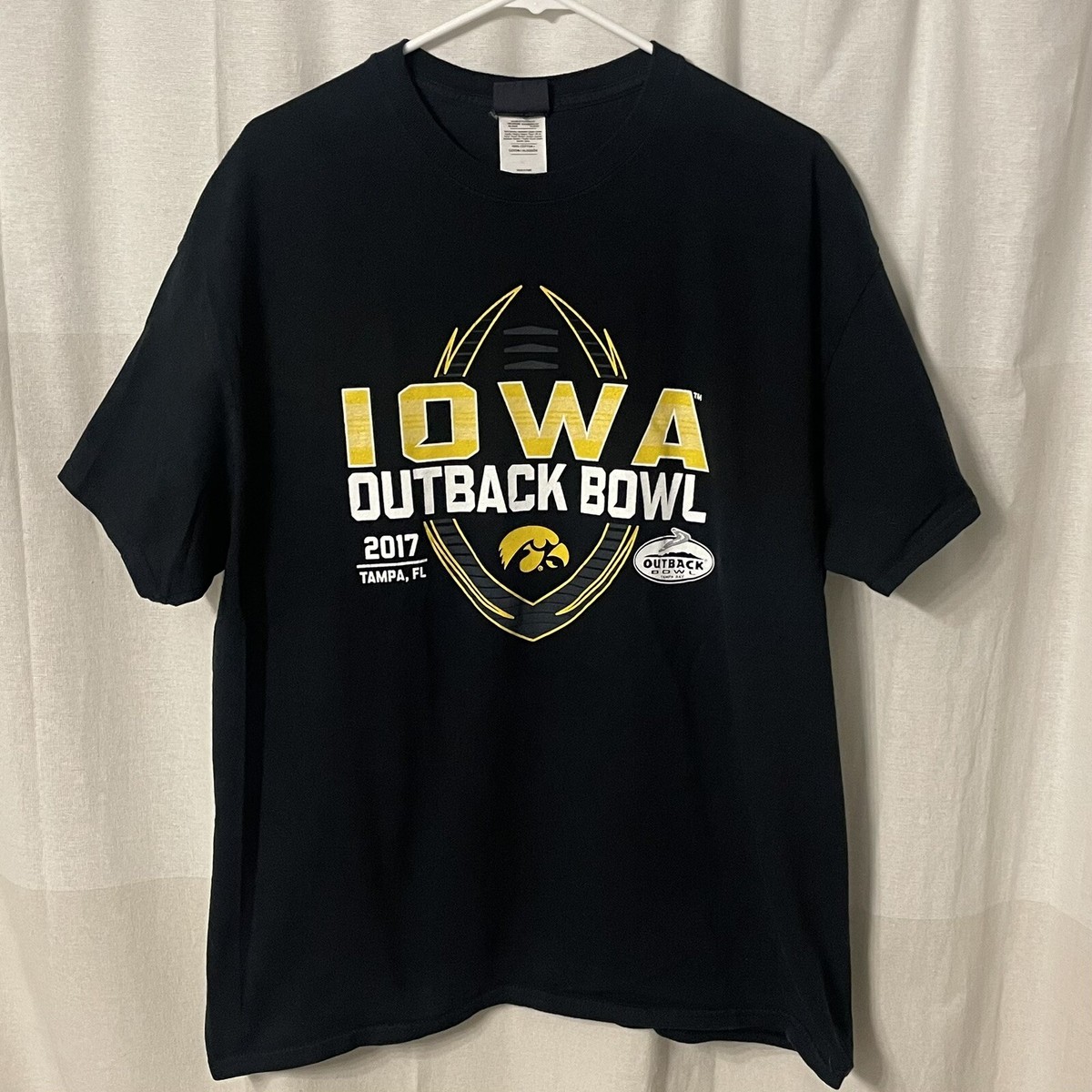 Iowa Hawkeyes 2017 Outback Bowl T-Shirt Men's size XL Black short