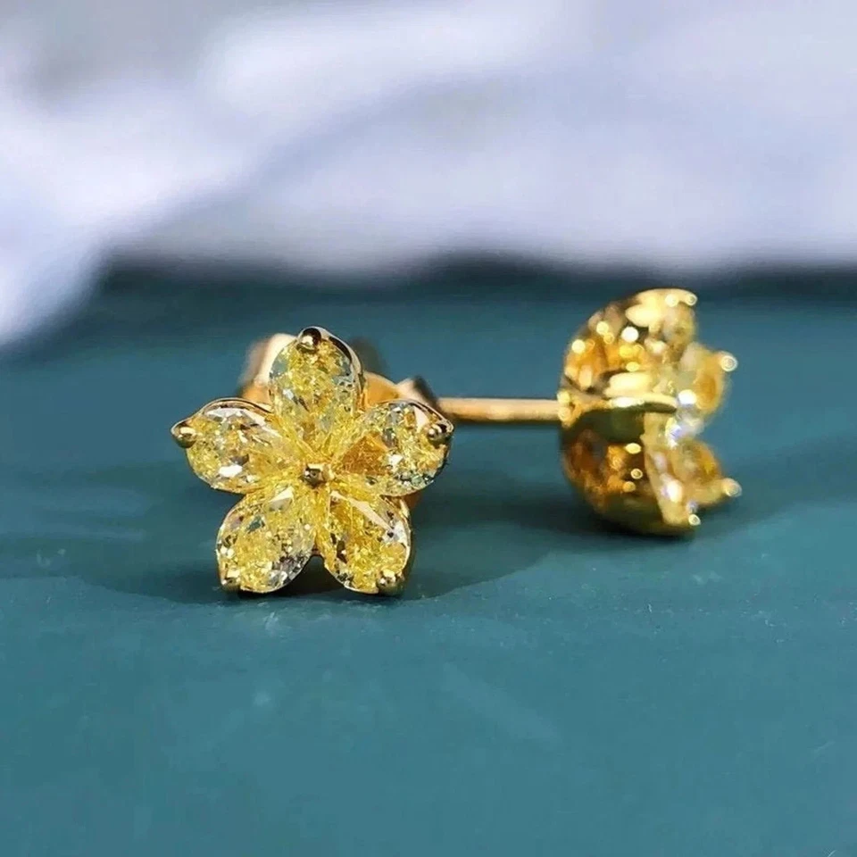 Aretes de diamantes con flores enchapados en oro amarillo de 14 k de 1,01 quilates creados en laboratorio Foto 2 de 4