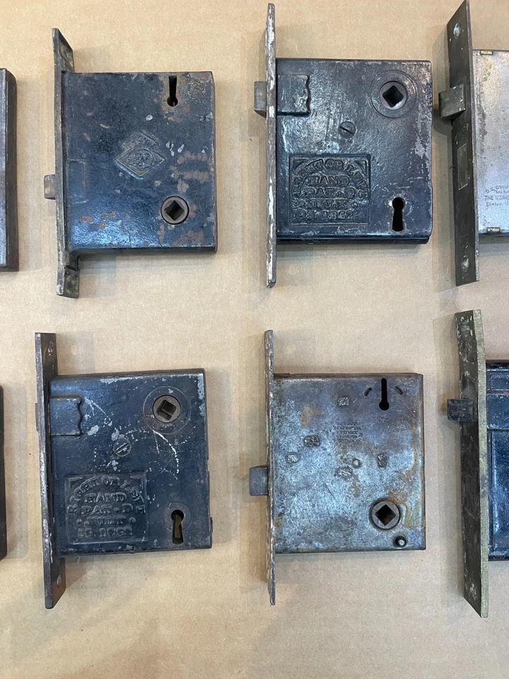 EXCELENTE Lote de (14) Placas Faciais Antigas de Latão com Fechaduras de Porta - Imagem 4 de 4