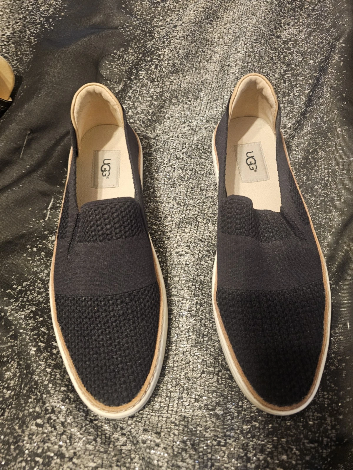 Scarpe casual UGG tessuto nero tinta unita con bordo in pelle slip on taglia US 9