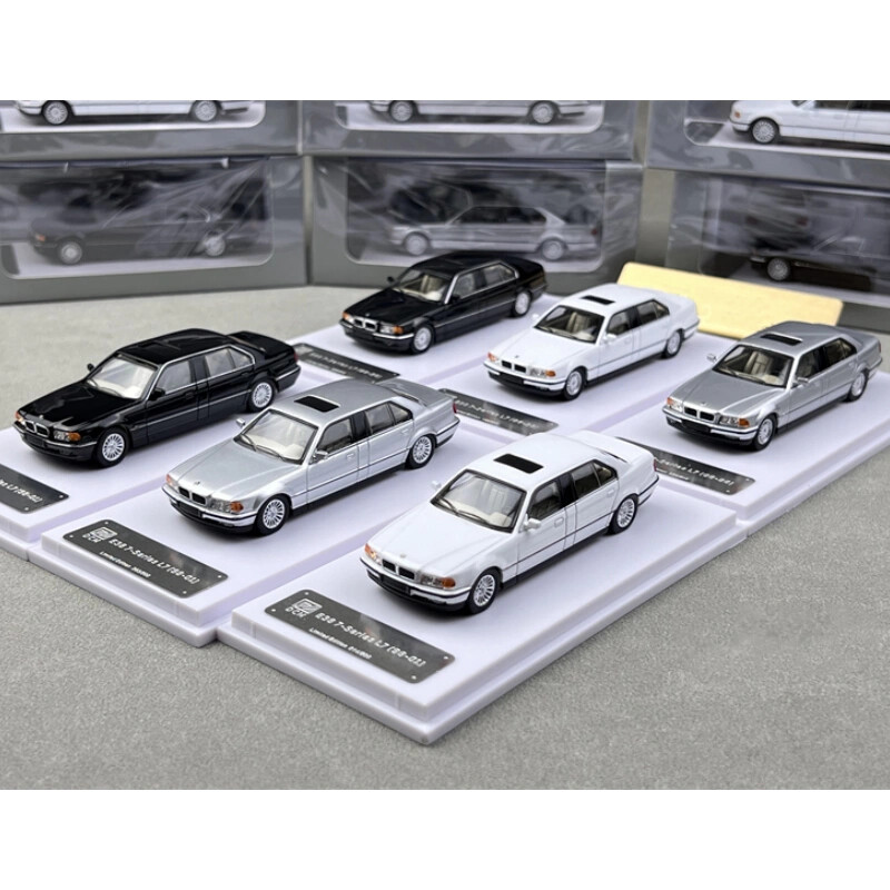 【新品】1/64 DCM BMW E38 7-Series L7 1/64 DCM 1996-1998 BMW E38 7-Series L7 (Silver) Diecast Car