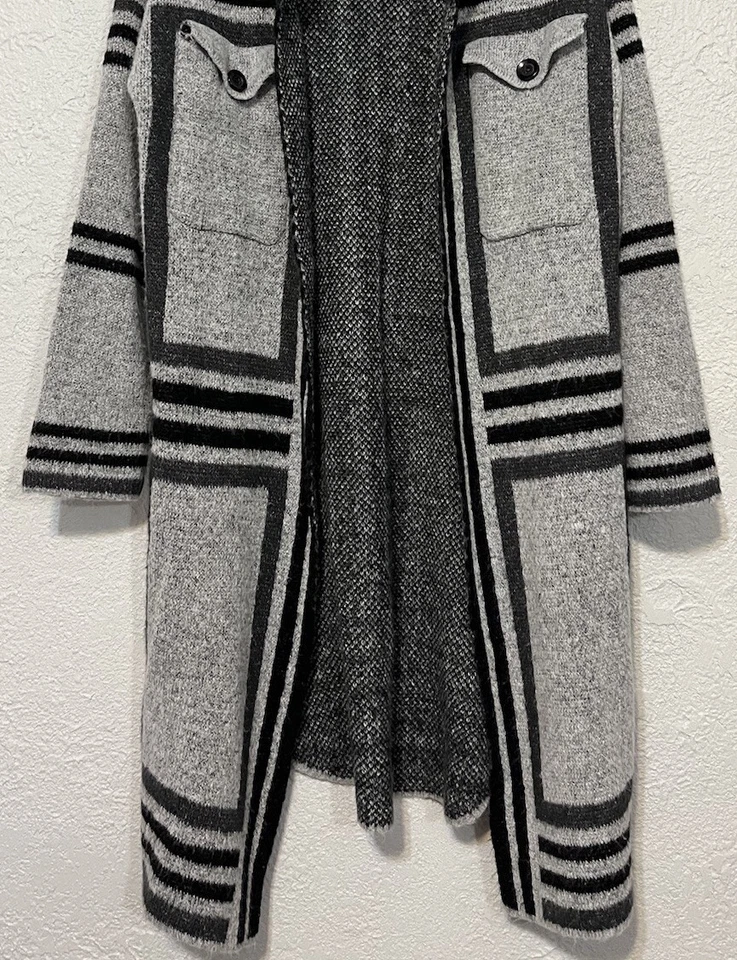 Cárdigan BYDesign Frente Abierto Tejido Plumero Manga Larga Gris Negro Rayas Talla S Foto 3 de 4