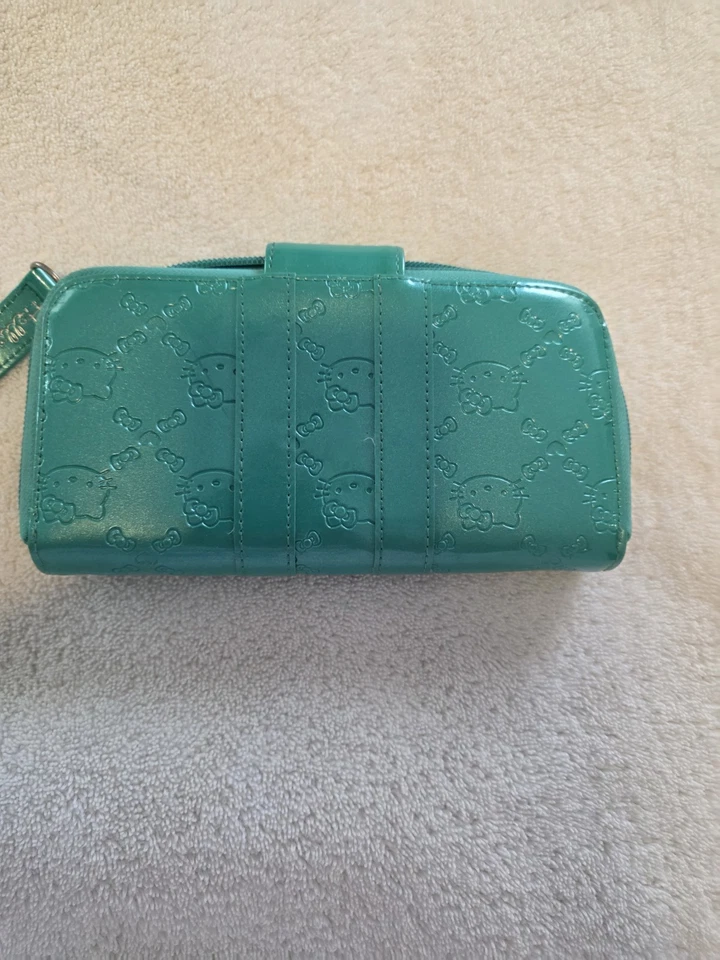 Cartera Sanrio X Loungefly Hello Kitty imitación charol 7,5 X 4 X 1 Foto 2 de 4