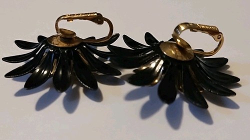Vintage Sarah Coventry FLOWER FASHION PETALS Clip Earring Black Gold Tone 1.5 in - Picture 4 of 6