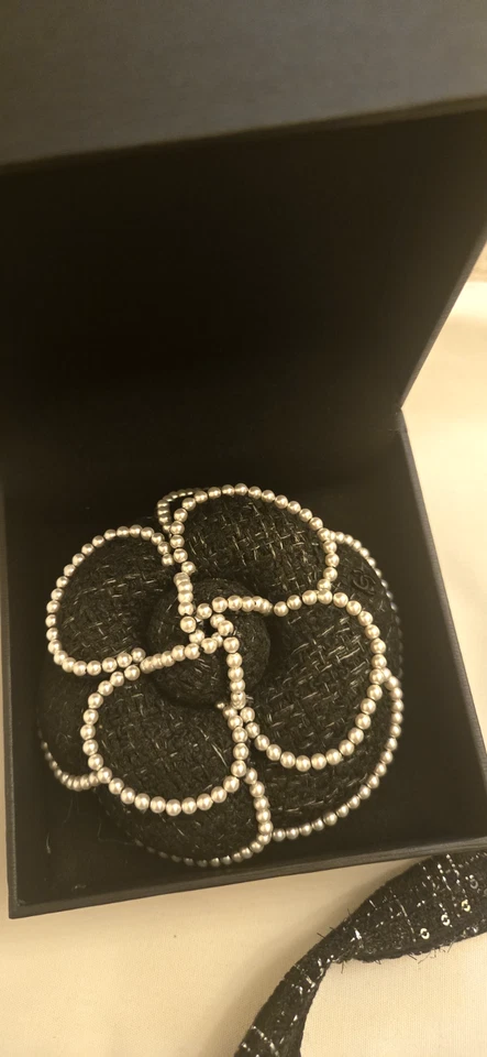 CHANEL 25P BROCHE PERLA TWEED CAMELIA COLECCIÓN PRIMAVERA PIEZA TEMPORADA LIMITADA Foto 2 de 4