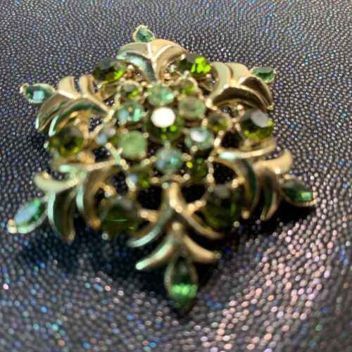 Vintage Prong Set Tri Tone Green Rhinestone Gold Tone Brooch 1.75" Signed Cora - Picture 3 of 12