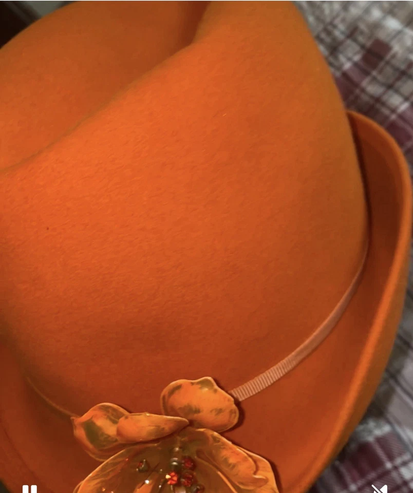 Chapéu coquetel vintage anos 60 Doree Of New York feltro laranja gorgorão flor lucite - Imagem 2 de 4