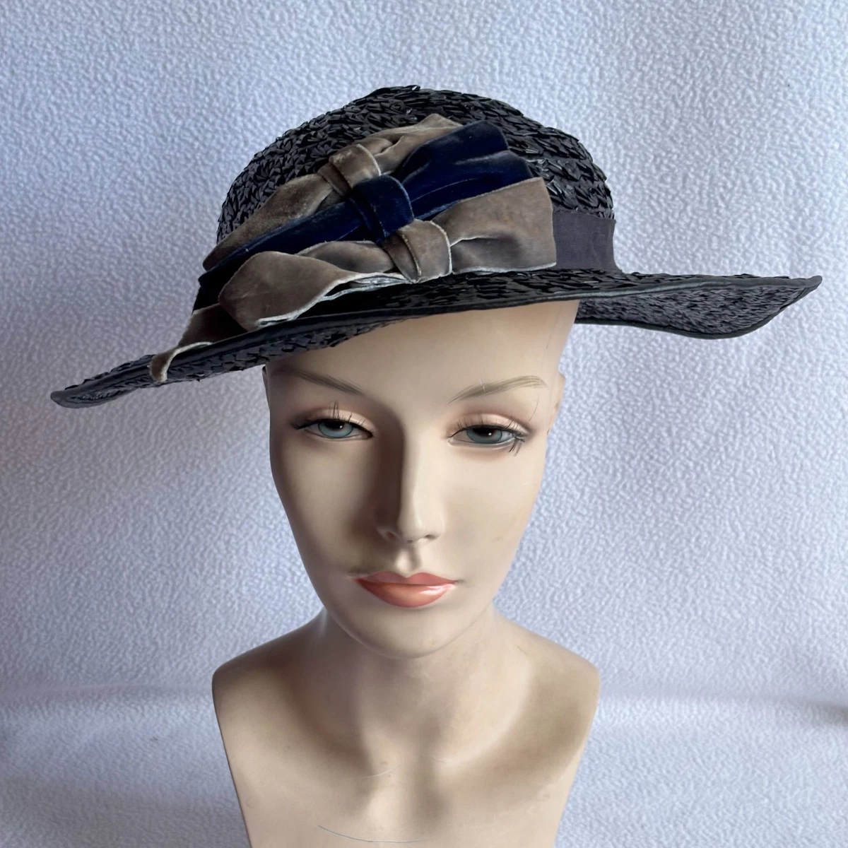 Vintage Doris Designed Famous-Barr Wide Brim Percher Straw Hat w/ Black Bow 80s Black Straw Wide Brim Hat – Better Dresses Vintage main image 3