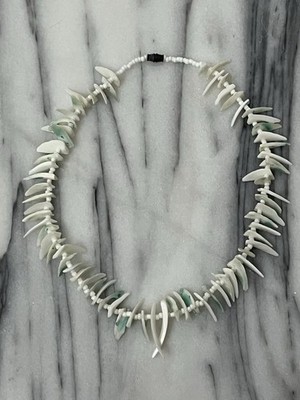 VTG White & Green Sea Shell Chips Spikes Necklace 18 