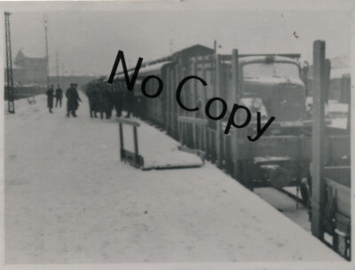 Foto WK2 - Bahnhof Fürstenwalde Verladen von LKW. 1941 X112