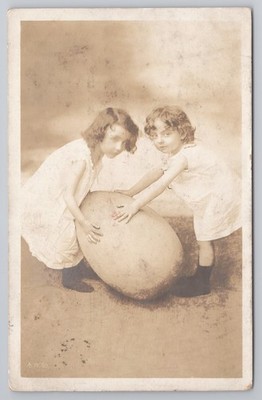Zwei Mädchen mit riesigem Requisitenei Studio Comic Ostern? Postkarte 1906