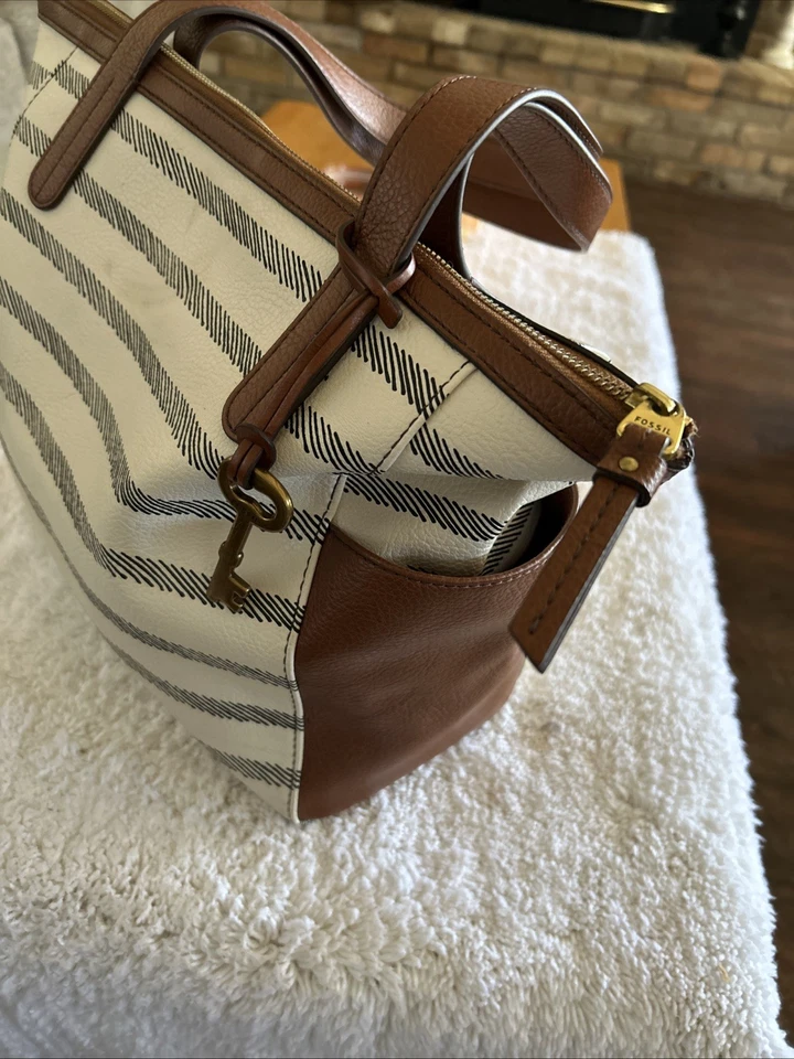 Bolso de Mano Fossil Sydney de Cuero Sintético a Rayas Pequeño Arañazo en la Parte Superior Frontal Muy Bonito Foto 2 de 4