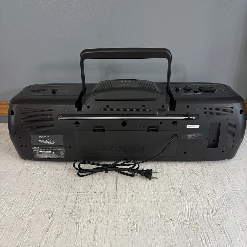Sanyo MCD-Z15 Reproductor de CD AM/FM Radio Cassette CD BassXpander Boombox Estéreo Foto 4 de 4