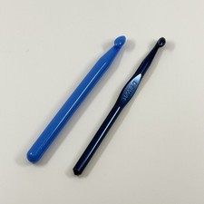 Lot of Two 2 Crochet Hooks