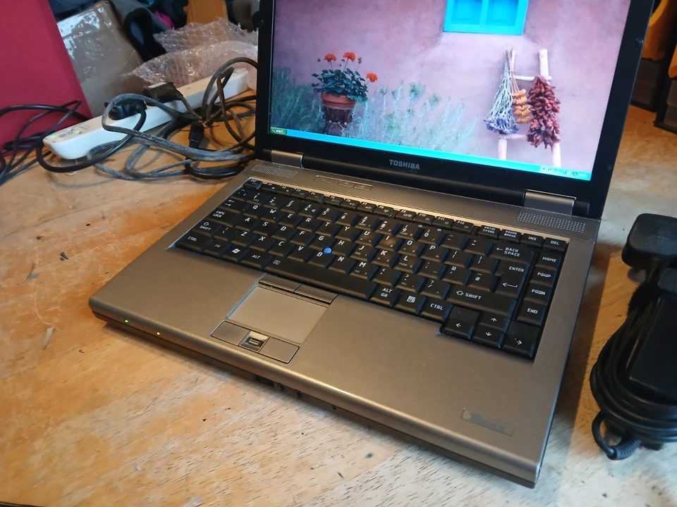 VERY FAST Toshiba Win XP Laptop--RS232 / Serial Port + 500GB HDD + 4GB RAM (T3) - Image 3 of 4