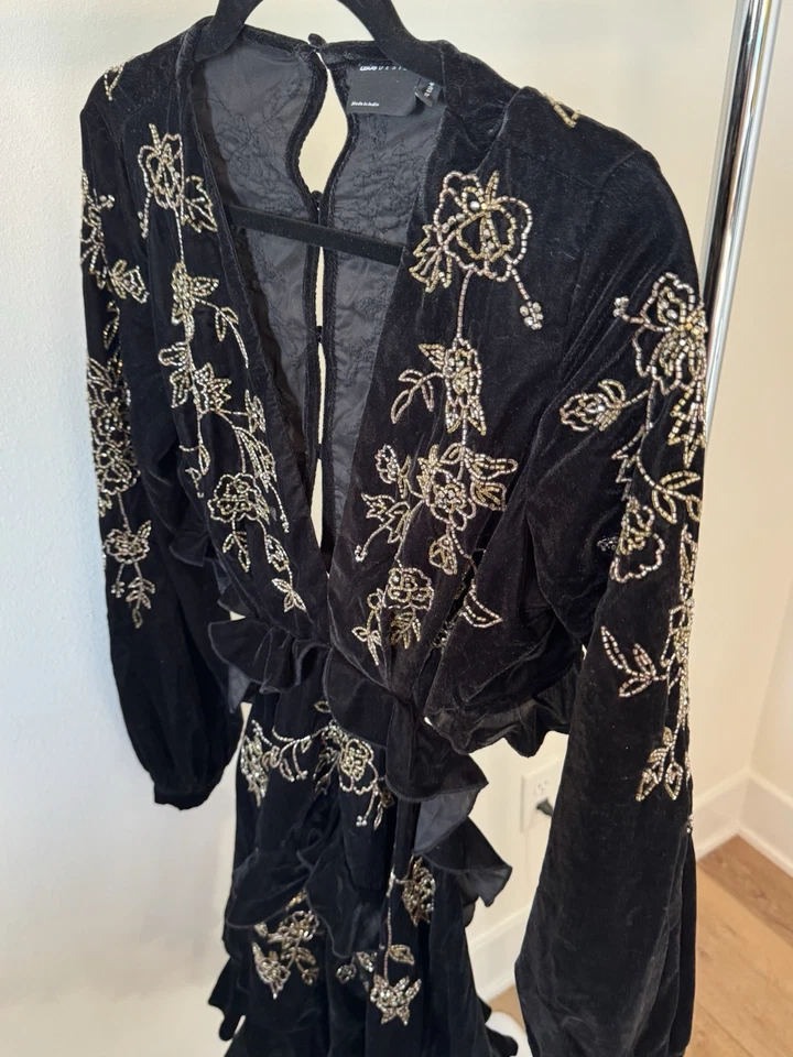 Mini vestido ASOS DESIGN de veludo com babado com estêncil floral e costas abertas tamanho 8 - Imagem 2 de 4