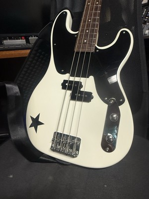 Squier Artist Series Mike Dirnt Signature Precision Bass Arctic