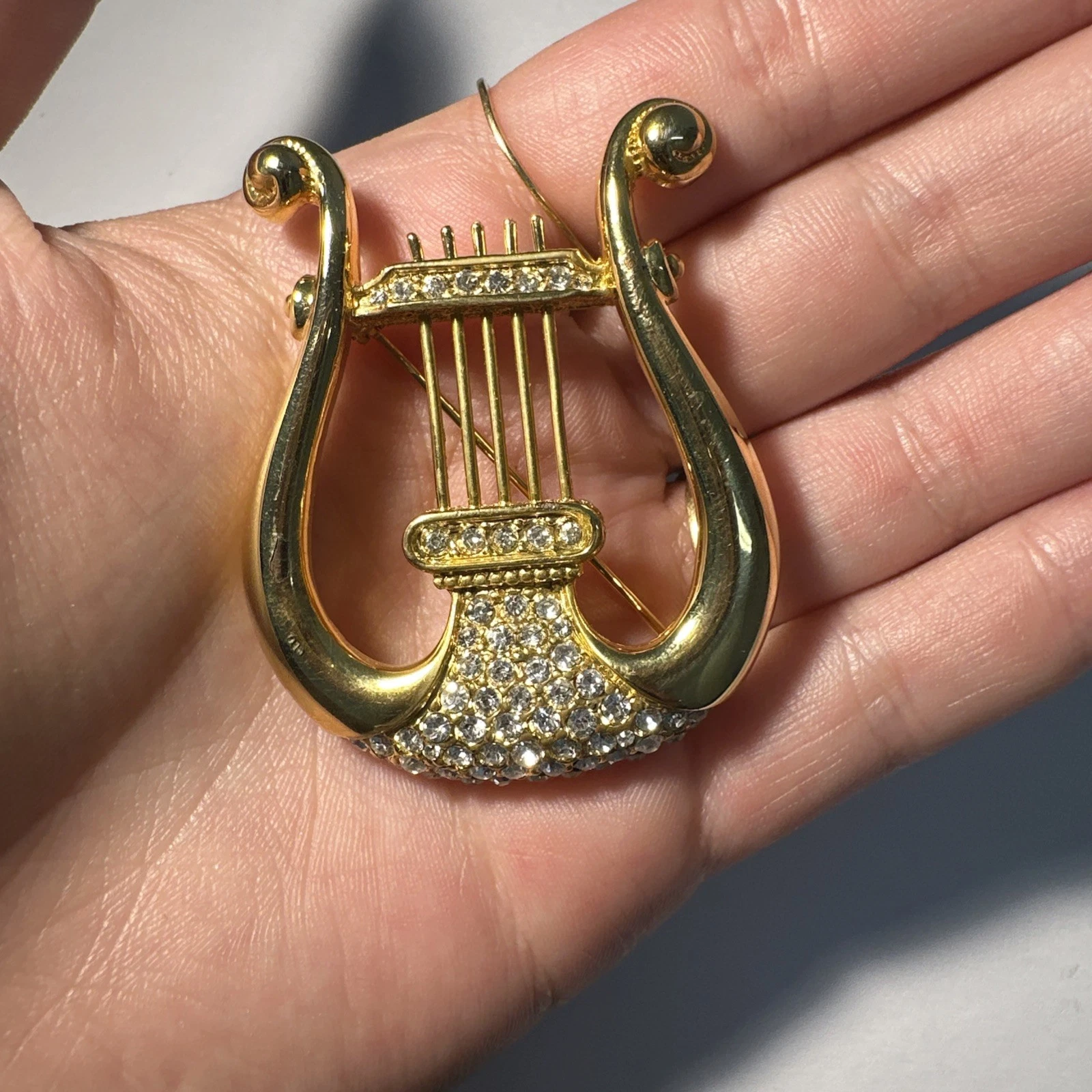 Broche, Lyre Dorée Avec Strass Blanc Bijoux Fantaisie