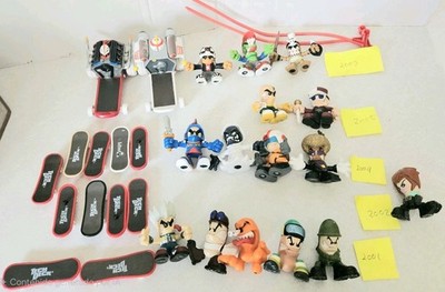  Lot of 15 Vtech Deck Dudes and 13 skateboard boards 