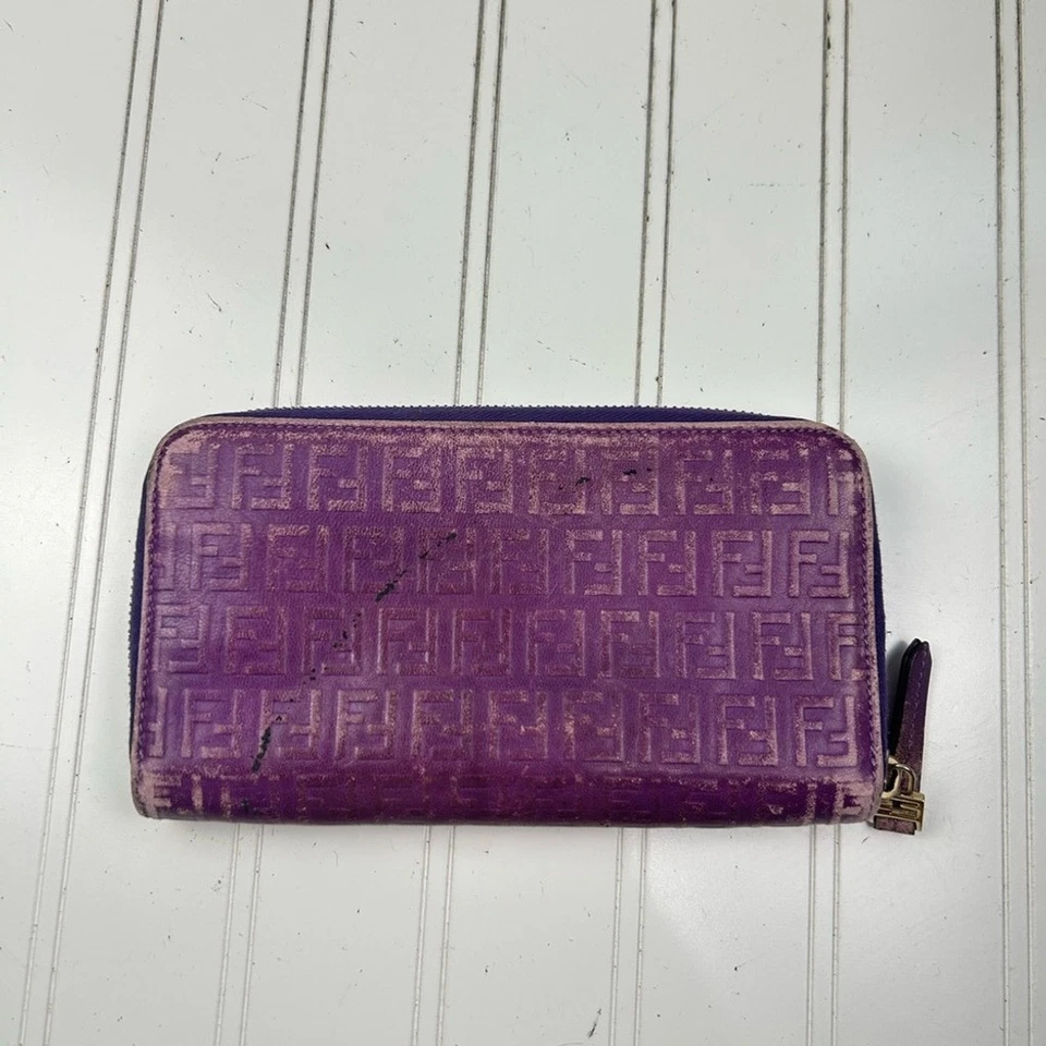 Bolso sin asas de cuero Fendi vintage púrpura con logotipo en relieve Foto 3 de 4