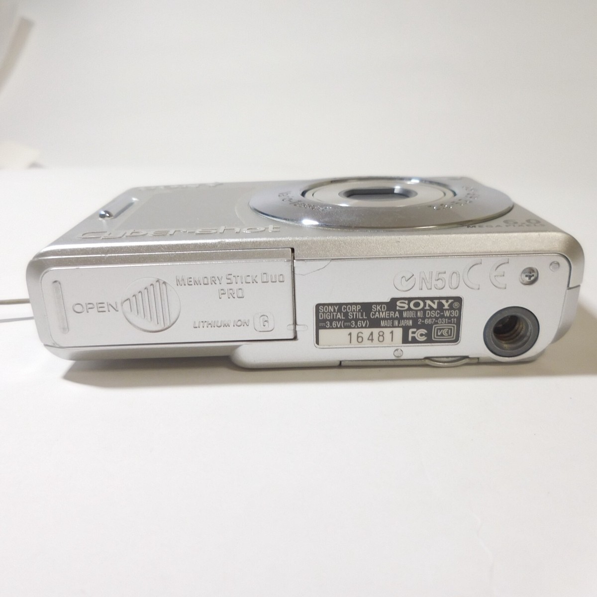 SONY Cyber-shot DSC-W30 シルバー 新品バッテリー付 Sony Cyber-Shot DSC-W30 - OldCamsByJens