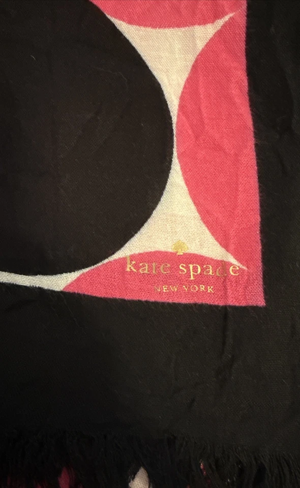 ¡Bufandas rosadas Kate Spade! ¡Lunkadots rosas con bordes negros! Foto 3 de 4
