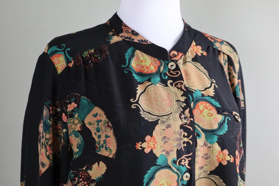 Top abotonado 100 % seda inspirado en Asia Citron Santa Monica $249 talla 1X Foto 3 de 4