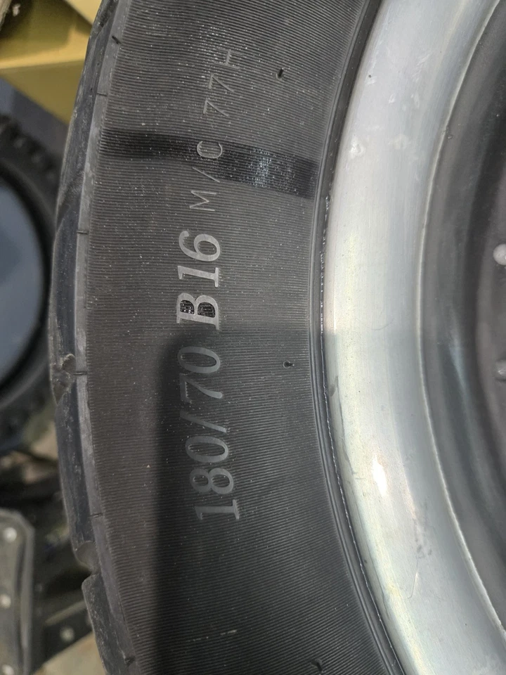 Llanta y neumático trasero Fat Bob Harley Davidson. Negro Foto 4 de 4