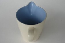 Cruche Villeroy & Boch Luxembourg, émail blanc et bleu, c.1950