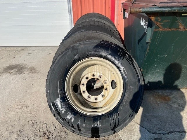 Neumáticos de transmisión usados 295/75r22.5 sobre ruedas de acero Foto 2 de 3