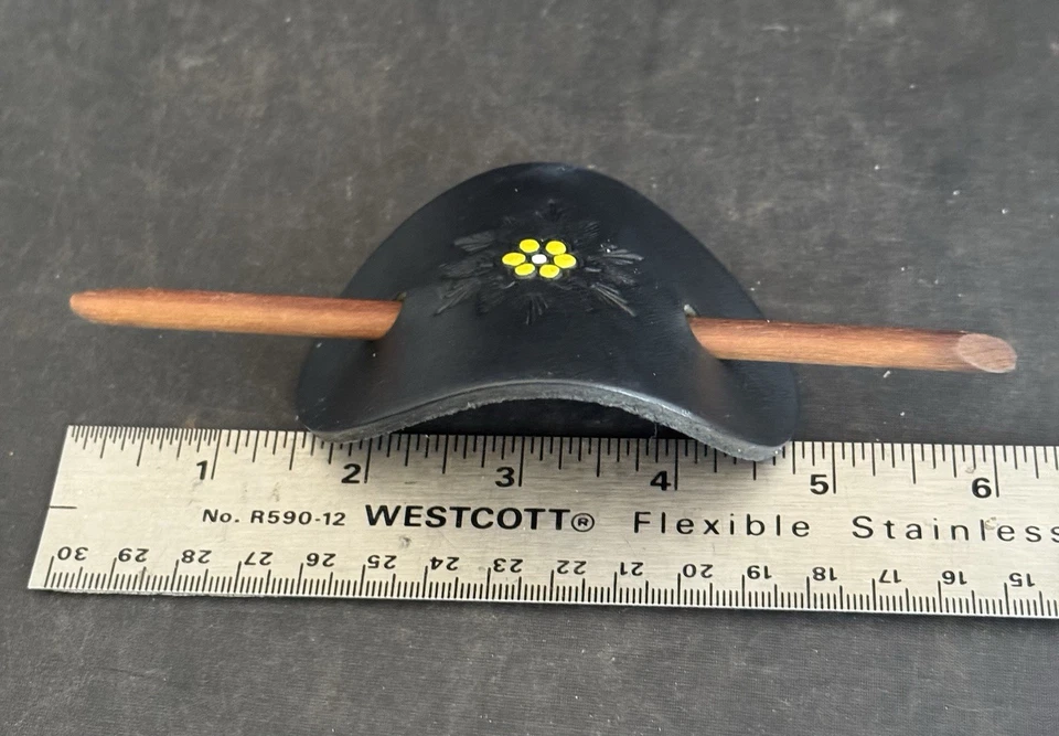 Bareta ovalada de cuero hecha a mano vintage con palo de madera/flor Foto 4 de 4