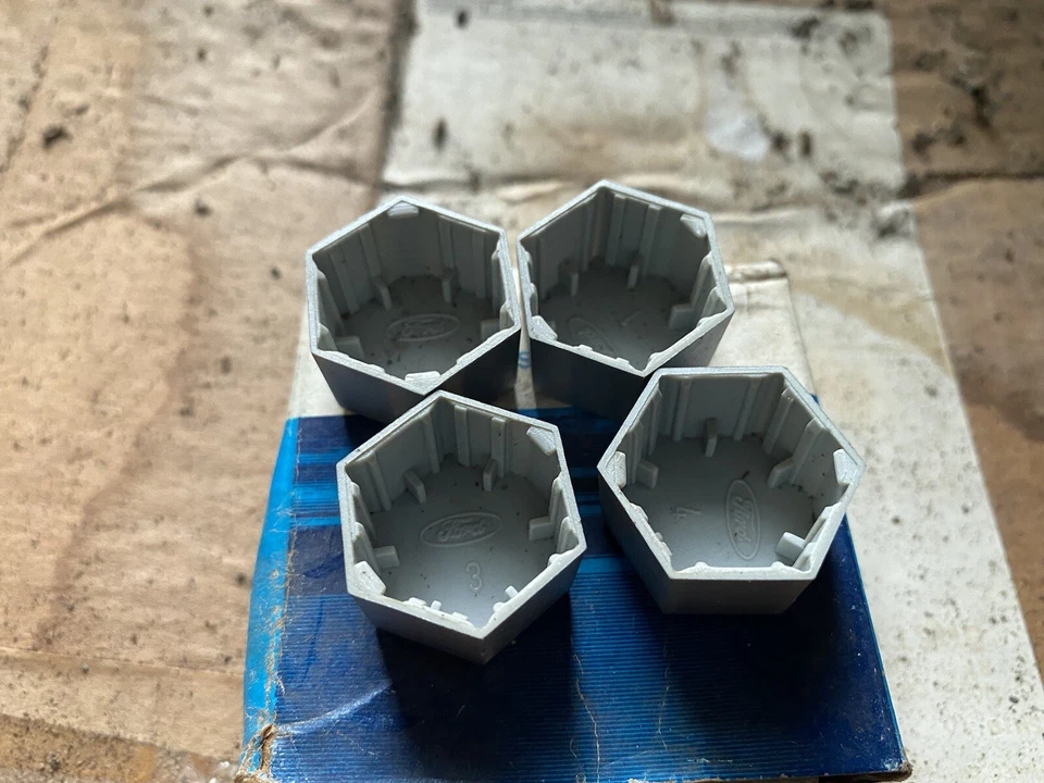 Juego de 4 cubiertas de perno Ford Fiesta 1978 1979 D8RZ-1011-A nuevo de lote Foto 3 de 4