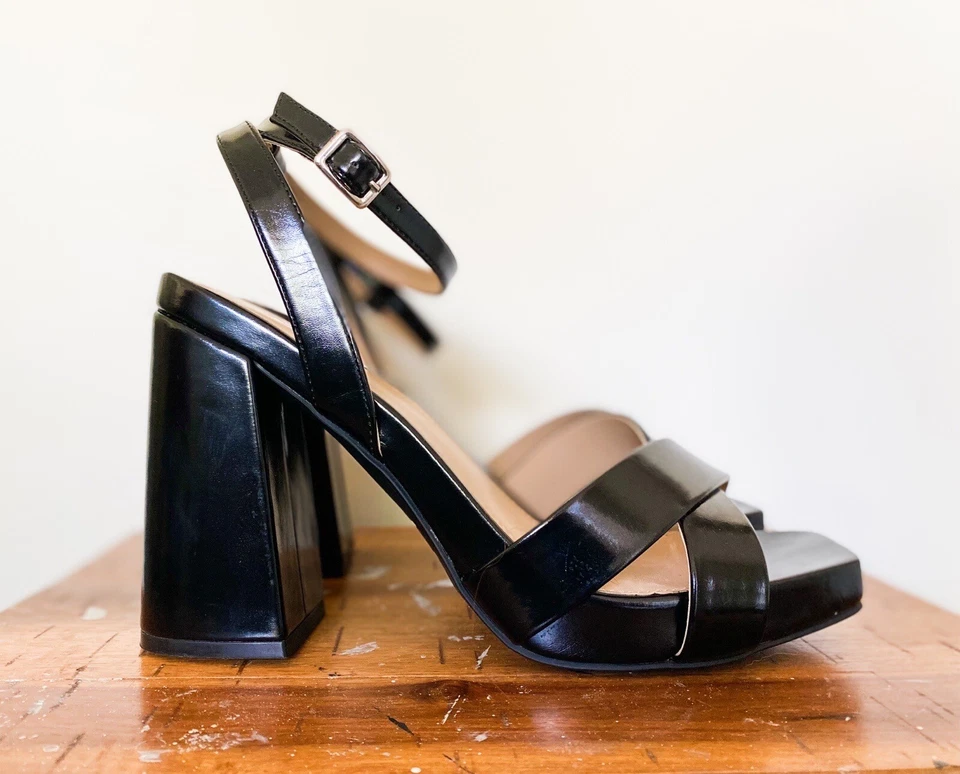 Sexy 9 tacones MIA Eloise de cuero vegano brillante con tiras en bloque punta abierta Foto 2 de 4