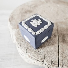 Wedgwood Jasperware Aurora dunkelblau wei&szlig; Flachrelief Schmuckschatulle 2"