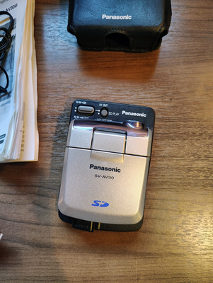 Panasonic SV-AV30 マルチカメラ Panasonic SV-AV30 e-wear™ multi-format digital A/V recorder/player