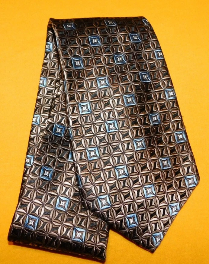 CORBATA CON MOTIVO CUADRADOS MARRONES/AZULES/BLANCOS XMI PLATINO HECHA EN EE. UU. - CORBATAS DE DISEÑADOR. Foto 2 de 3