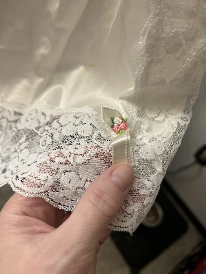 De Colección Forma Perfecta Off White Encaje Ribete Satinado Slip con Acento Floral XL Hecho en EE. UU. Foto 2 de 4