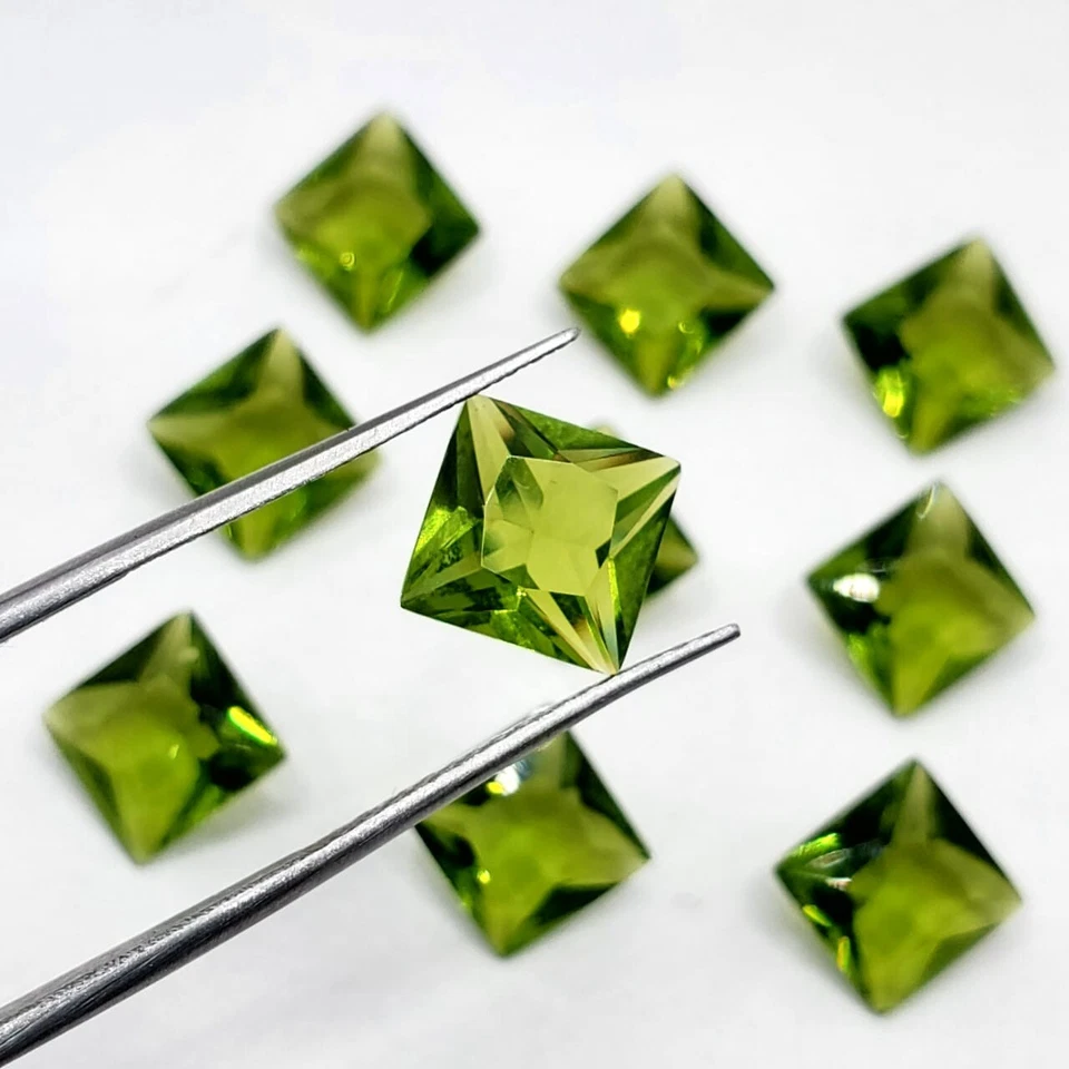Piedras cuadradas de vidrio peridoto de 4 mm a 10 mm | Gemas brillantes y brillantes para joyería Foto 2 de 4