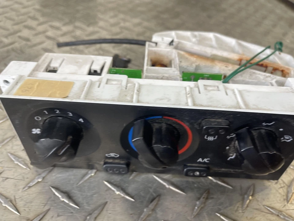 Conjunto de control de clima Nissan Frontier 2003-2004 probado OEM Foto 4 de 4