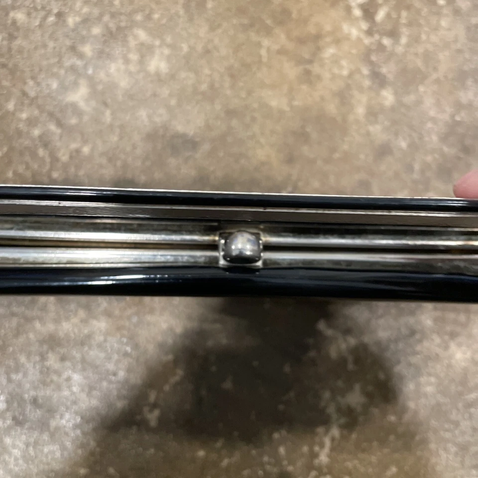 Bolso sin asas vintage de charol negro de los años 50 y 60, forro de vinilo negro Foto 2 de 4