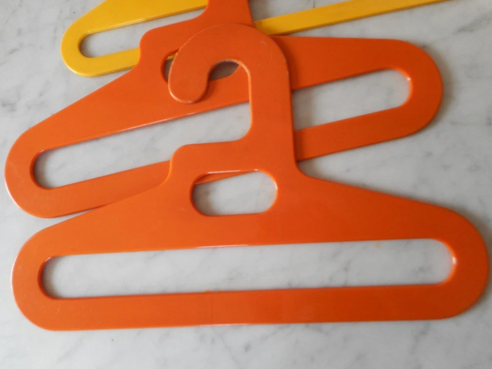 Lot  4 Cintres Ingo Maurer Prisunic plastique Années 70 Vintage - Photo 3/4