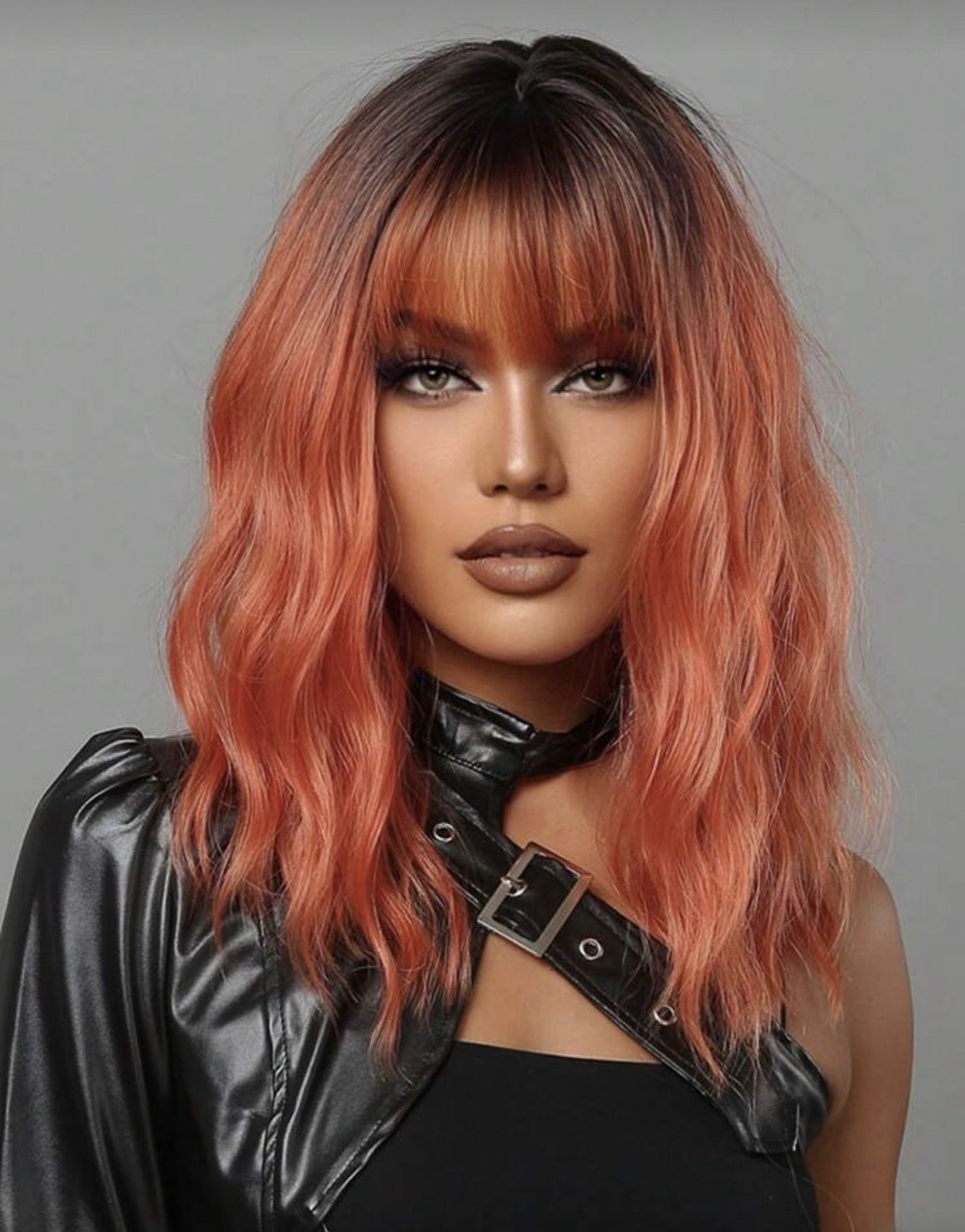 Perruque rousse orange pour femme coupe bouclée 45cm cheveux synthétiques avec frange