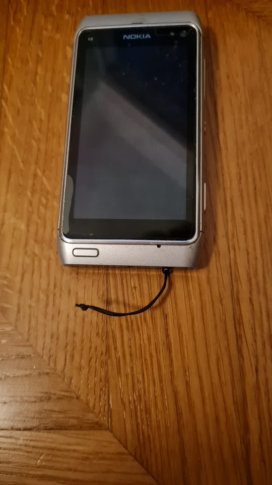 Nokia N8 color argento usato - con Cover , tutti gli accessori come nuovi - Immagine 3 di 4