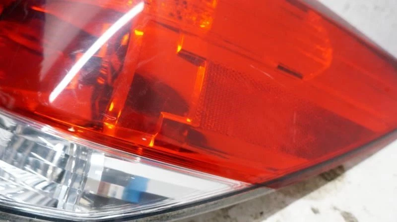 Luz trasera derecha Subaru Outback 2013 pasajero 84912AJ09A fabricante original  Foto 3 de 4