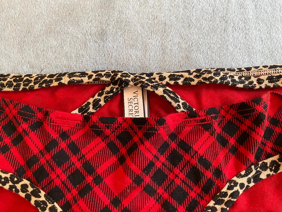 *Victoria's Secret. XS. Hiphugger. Estampado de cuadros y animales. Rojo. Nuevo con etiquetas Foto 2 de 4
