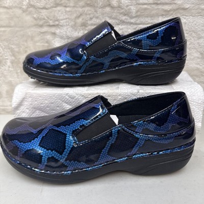 NIB Clark s Spring Step Ferrara-Racer Blue Phython Print Patent Clogs Sz 7.5M