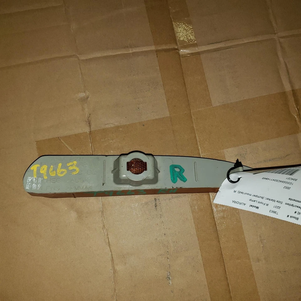 Б/у габаритный фонарь в сборе подходит: бампер с боковым габаритным огнем 2002 Oldsmobile Aurora - Изображение 2 из 4