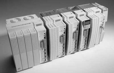 Urgent Delivery Lenze INVERTER E82EV302K4C E82EV302-4C refurbished