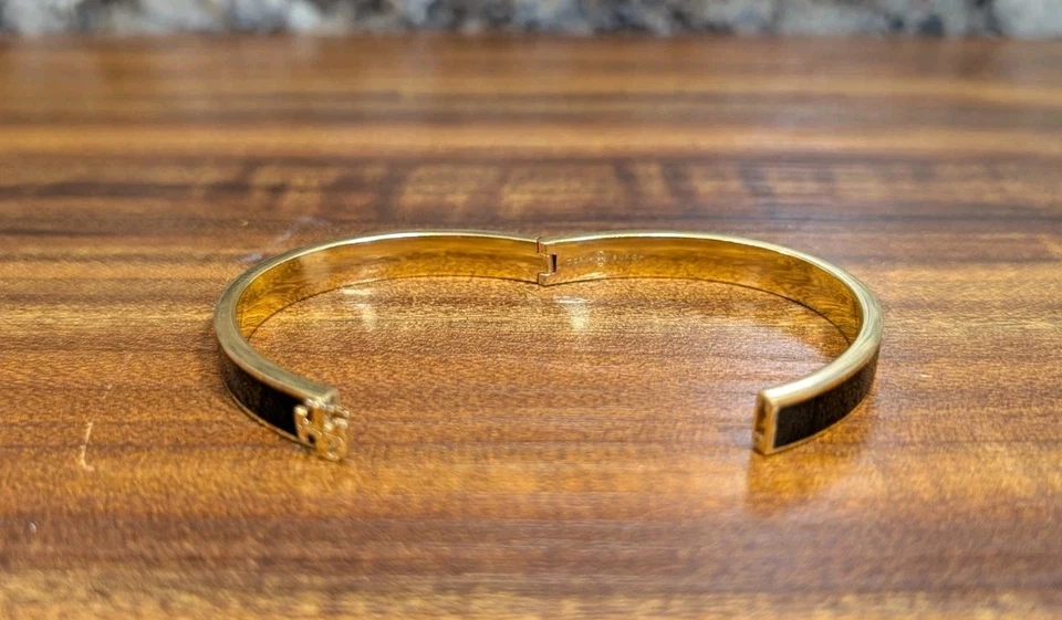 Brazalete con bisagra Kira Tory Burch esmalte negro + oro 18k sobre latón + anillo Foto 2 de 4