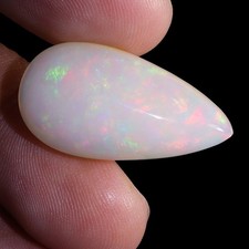 Opale noble d'Ethiopie en poire cabochon de 18,26Cts